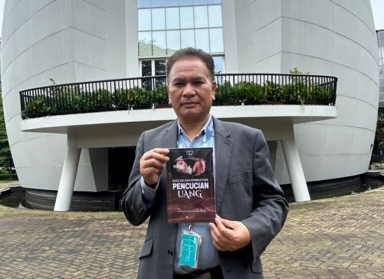 Buku Evolusi dan Pembuktian Pencucian Uang karya Efendi Lod Simanjuntak. (Foto: Dok.Pribadi)