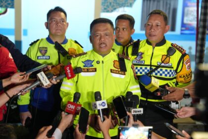 Kepala Korps Lalu Lintas (Kakorlantas) Polri Irjen Pol. Drs. Agus Suryonugroho S.H., M.Hum menyatakan, arus lalu lintas (lalin) baik di jalan tol maupun arteri masih terpantau aman dan terkendali.